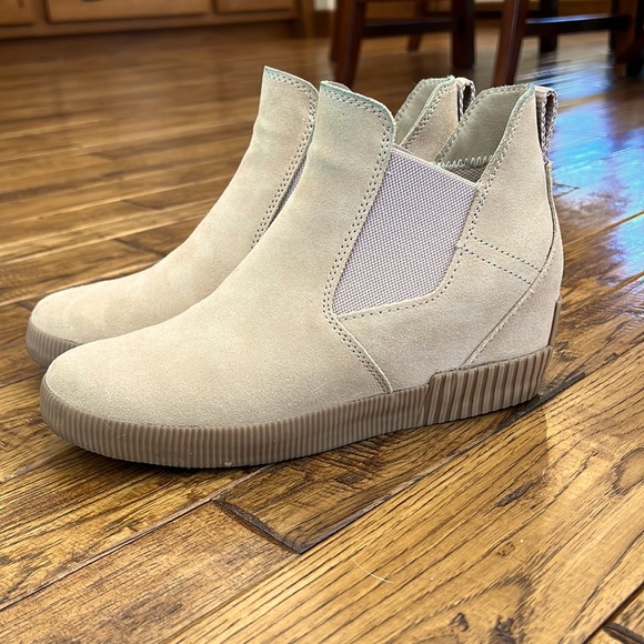 Sorel Shoes - Women’s Out N About Sorel Wedge slip on Booties size 8.5